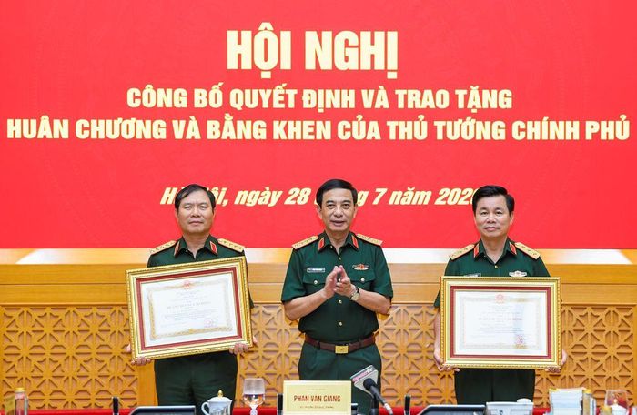 Thừa ủy quyền của Chủ tịch nước, Đại tướng Phan Văn Giang trao Huân chương Lao động hạng Ba tặng Đại tướng Nguyễn Tân Cương và Thượng tướng Đỗ Xuân Tụng, Ủy viên Trung ương Đảng, Phó Chủ nhiệm Tổng cục Chính trị Quân đội nhân dân Việt Nam.