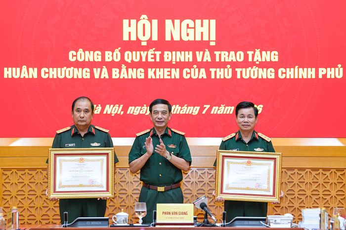 Thừa ủy quyền của Chủ tịch nước, Đại tướng Phan Văn Giang trao Huân chương Lao động hạng Ba tặng Bộ Tổng Tham mưu Quân đội nhân dân Việt Nam và Tổng cục Chính trị Quân đội nhân dân Việt Nam.
