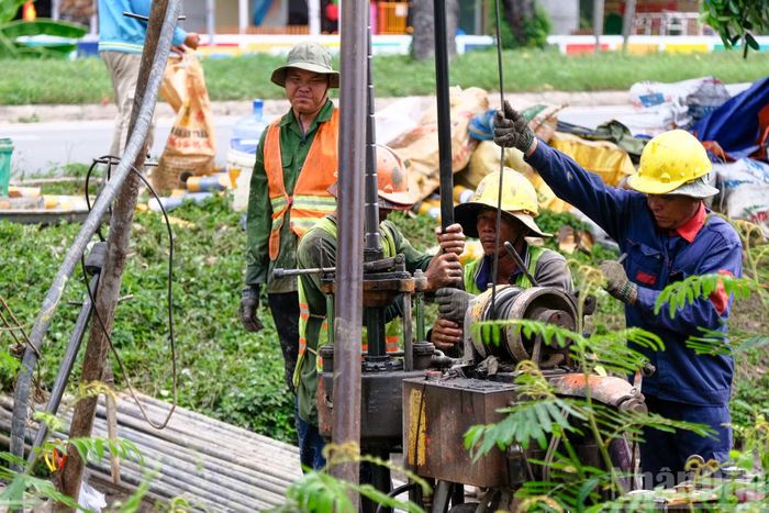 Theo yêu cầu kỹ thuật, mỗi mũi khoan phải đạt độ sâu từ 86-100m. Tùy điều kiện địa chất từng khu vực, thời gian thực hiện mỗi mũi khoan kéo dài từ 2-3 ngày nhằm xác định chính xác cấu trúc nền đất.