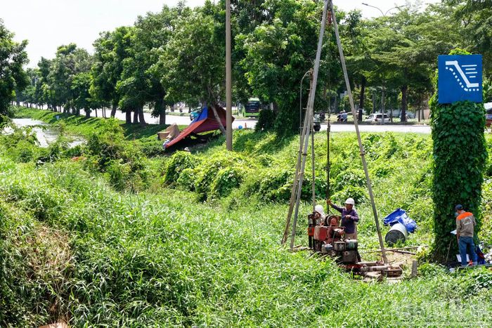 Dự án dự kiến xây dựng 7 nút giao khác mức tại các vị trí: Vành đai 2 (nhánh phía tây), Vành đai trong, đường Phạm Hùng, Nguyễn Lương Bằng, Nguyễn Hữu Thọ, Quốc lộ 50 và Quốc lộ 1.