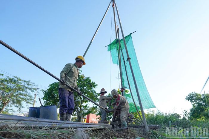 Hàng chục công nhân, kỹ sư đồng loạt triển khai nhiều mũi khoan sâu tới 100m dọc đại lộ Nguyễn Văn Linh, Thành phố Hồ Chí Minh để khảo sát địa chất chuẩn bị dự án đường trên cao.