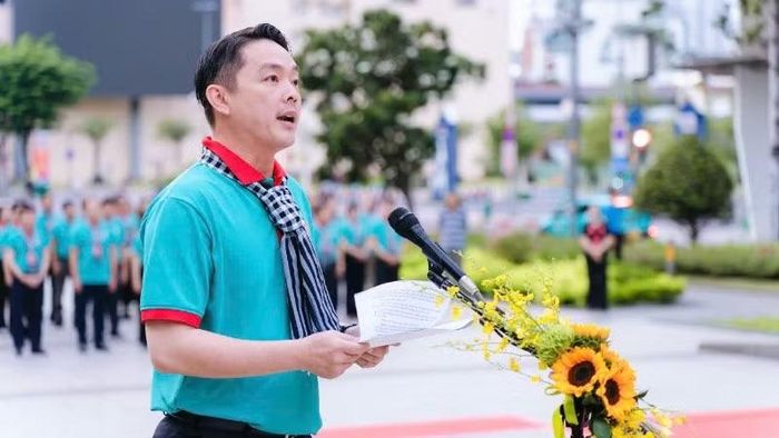 Đồng chí Lê Quốc Dũng, Bí thư Chi bộ, Giám đốc Bảo hiểm xã hội cơ sở Dĩ An, báo công trước Bác.