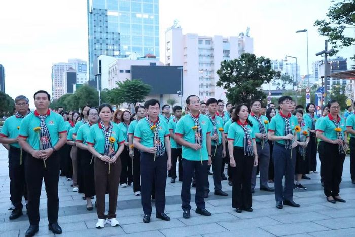 Các đại biểu tham gia chương trình "Hành trình theo chân Bác" năm 2026 dâng hoa tại Công viên Tượng đài Chủ tịch Hồ Chí Minh.