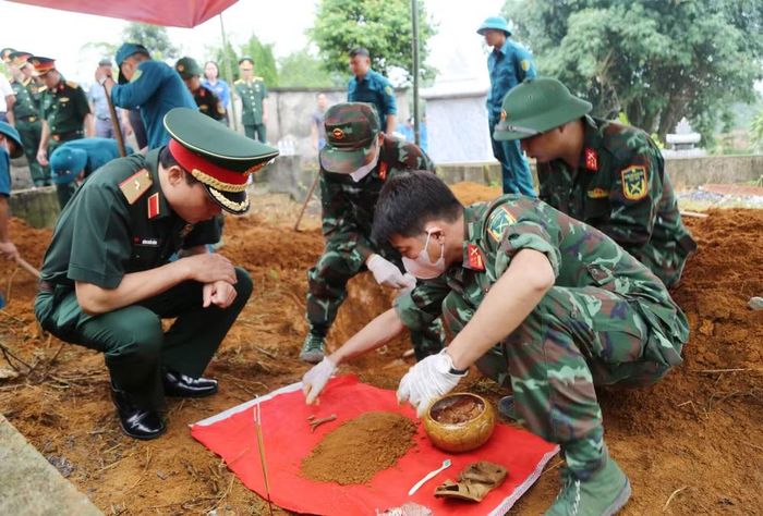 Các lực lượng tham gia khai quật, cất bốc hài cốt liệt sĩ.