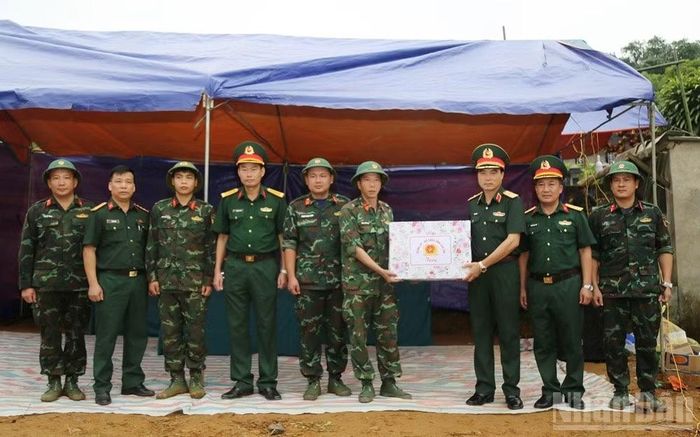 Thiếu tướng Đặng Quốc Đồng tặng quà các lực lượng làm nhiệm vụ tại xã Gia Phú.
