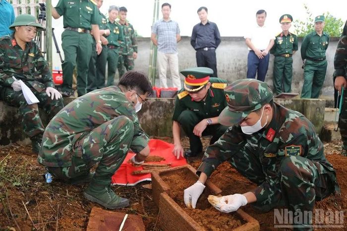 Đại tá Hoàng Văn Toàn, Phó Chính ủy Bộ Chỉ huy quân sự tỉnh, chỉ đạo trực tiếp việc thu thập hài cốt liệt sĩ và các di vật.