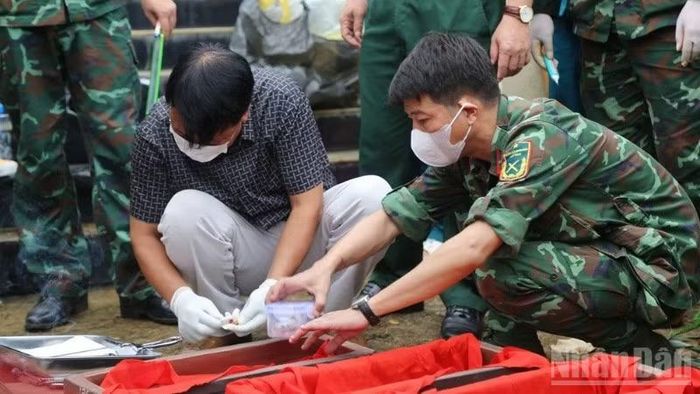 Từng công đoạn khai quật đều được thực hiện hết sức cẩn trọng, tỉ mỉ, bảo đảm giữ gìn nguyên trạng các di vật, mẫu vật và thông tin liên quan phục vụ công tác xác minh. (Ảnh: THANH SƠN)