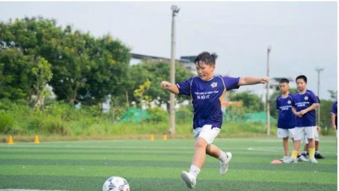 Bé Phùng Chí Dũng, học viên nhỏ tuổi nhất tại sân tập Cienco 5 Mê Linh.