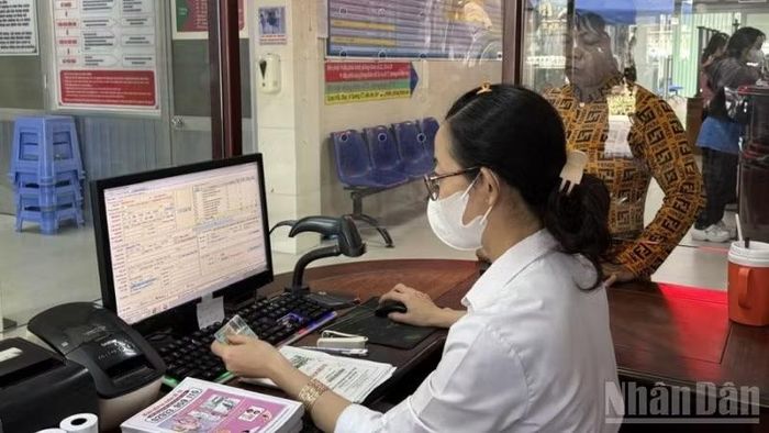Người dân sử dụng căn cước công dân gắn chip để khám, chữa bệnh.