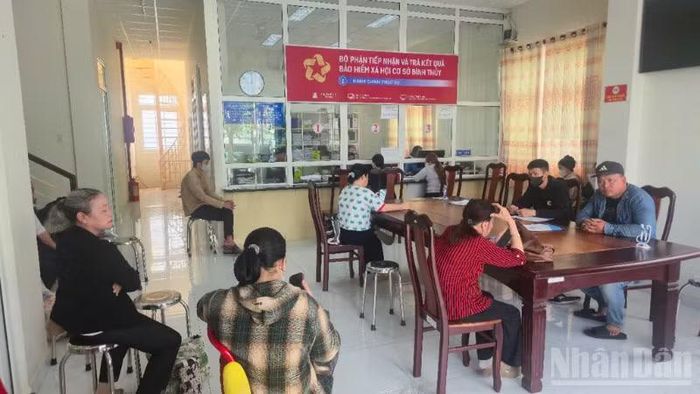 Người dân đến thực hiện các thủ tục hành chính về bảo hiểm xã hội, bảo hiểm y tế tại Bảo hiểm xã hội cơ sở Bình Thủy, thành phố Cần Thơ.