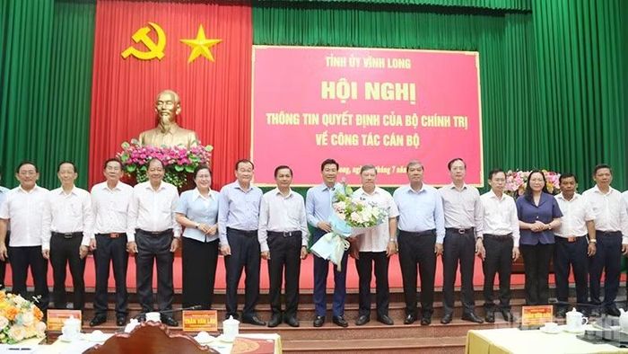 Đồng chí Nguyễn Mạnh Hùng (giữa), Ủy viên Trung ương Đảng, Phó Bí thư Thường trực Tỉnh ủy Vĩnh Long chụp ảnh lưu niệm cùng các đồng chí cán bộ lãnh đạo chủ chốt của tỉnh Vĩnh Long.