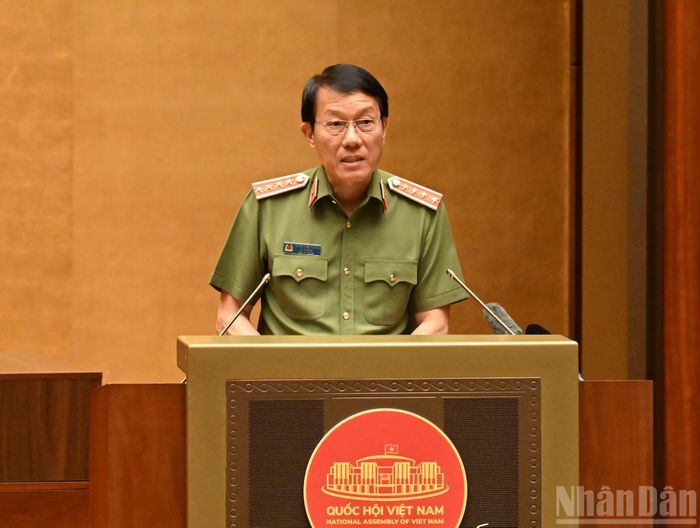  Đại tướng, Bộ trưởng Công an Lương Tam Quang trình bày chuyên đề "Nghị quyết về xây dựng xã hội kỷ cương, an toàn, văn minh, hài hòa, phát triển" và chuyên đề "Nghị quyết về Chiến lược an ninh quốc gia". 