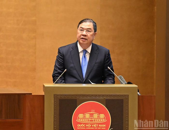 Phó Thủ tướng Thường trực Phạm Gia Túc trình bày chuyên đề "Nghị quyết về quan điểm, định hướng, sửa đổi Luật Đất đai và các luật có liên quan" và chuyên đề "Kết luận về bảo vệ môi trường và chủ động ứng phó với biến đổi khí hậu trong thời kỳ mới".