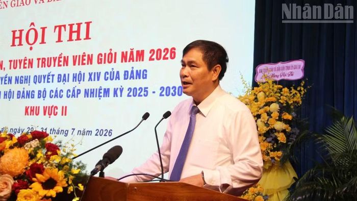 Đồng chí Phan Xuân Thủy phát biểu khai mạc hội thi.