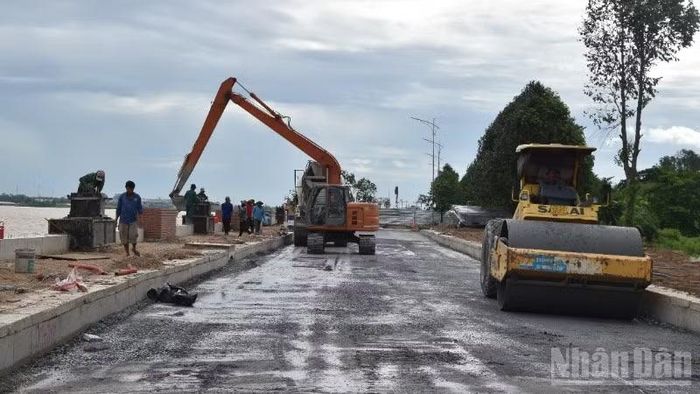 Các đơn vị thi công tập trung nhân lực, vật lực đẩy nhanh tiến độ dự án.