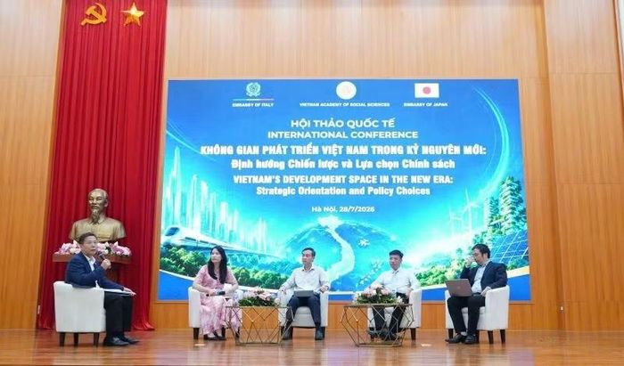 Tiến sĩ Nguyễn Đình Chúc (ngoài cùng bên trái) điều hành Tọa đàm bàn tròn tại Hội thảo quốc tế “Không gian phát triển Việt Nam trong kỷ nguyên mới: Định hướng chiến lược và lựa chọn chính sách”.