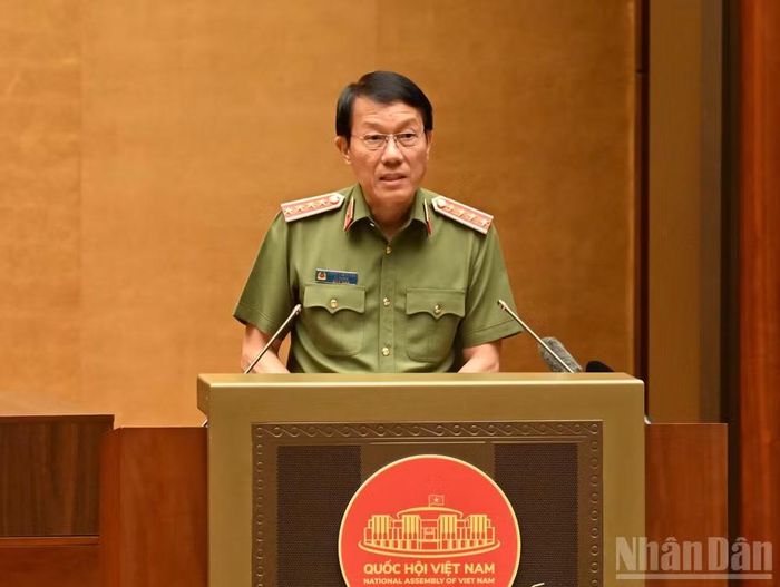 Đồng chí Lương Tam Quang truyền đạt 2 chuyên đề tại Hội nghị. (Ảnh: TRẦN HẢI)