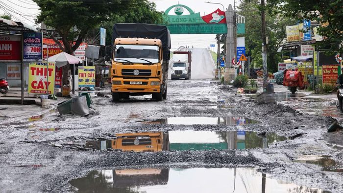 Theo người dân địa phương, nguyên nhân chính tuyến đường Bưng Môn nhanh xuống cấp, hư hỏng là do rất nhiều xe có tải trọng lớn chở vật liệu thi công các công trình, dự án trọng điểm lưu thông. Điều này khiến tuyến đường phải chịu tải lớn, không bảo đảm để sử dụng lâu dài.
