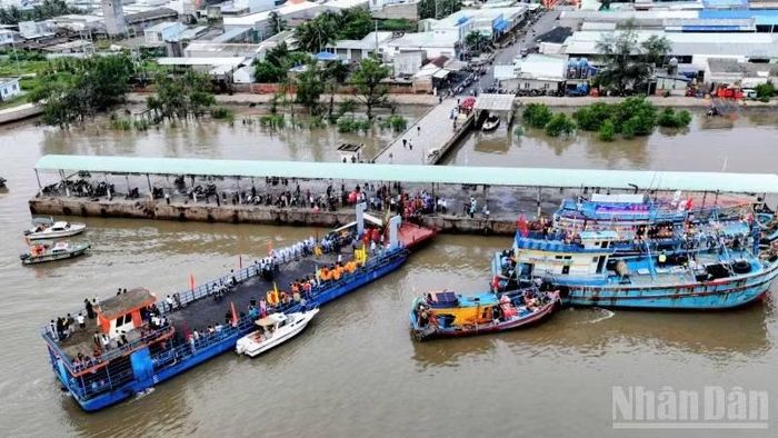 Lễ hội Nghinh Ông Nam Hải được tổ chức tại cảng cá Bình Thắng (xã Bình Đại, tỉnh Vĩnh Long).