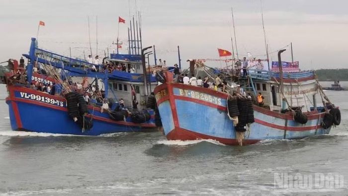 Đánh bắt thủy sản xa bờ mang lại nguồn kinh tế chính cho ngư dân tại địa phương.