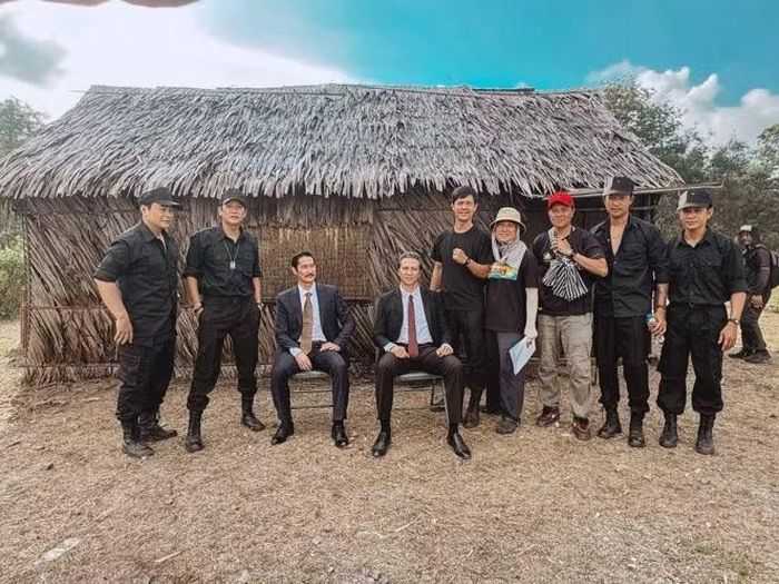 Các diễn viên Huy Khánh, Hoàng Anh (ngồi), trong vai các đối tượng phản động cầm đầu Lê Quốc Túy, Mai Văn Hạnh trong bối cảnh tái hiện căn cứ của các đối tượng phản động ở nước ngoài. (Ảnh: Điện ảnh Công an nhân dân)