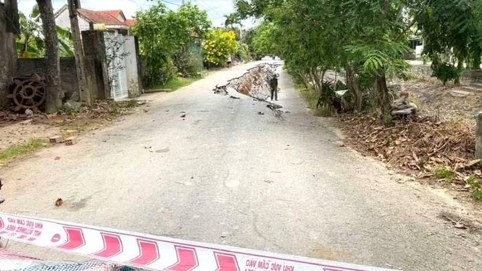 Đoạn đường bị lún sụt được rào chắn và cảnh báo không cho phương tiện cơ giới đi qua.