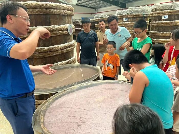 Du khách tham quan làng nghề nước mắm truyền thống Khúc Phụ. (Ảnh: QUANG ĐẠO)
