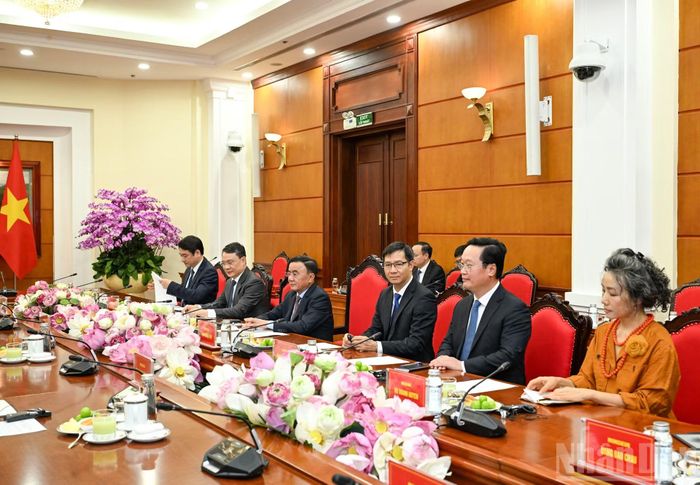 Thường trực Ban Bí thư Trần Cẩm Tú và các đại biểu Việt Nam tại cuộc tiếp. (Ảnh: DUY LINH)