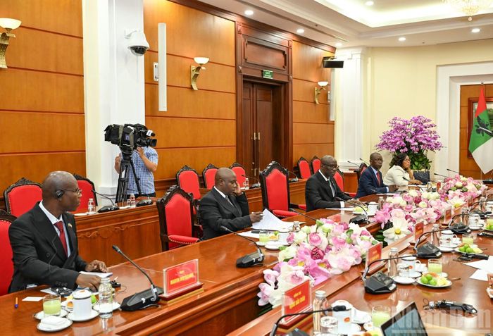 Tổng Thư ký Đảng Hội đồng quốc gia bảo vệ dân chủ-Lực lượng bảo vệ dân chủ Burundi Révérien Ndikuriyo và các đại biểu Đảng CNDD-FDD dự cuộc tiếp. (Ảnh: DUY LINH)
