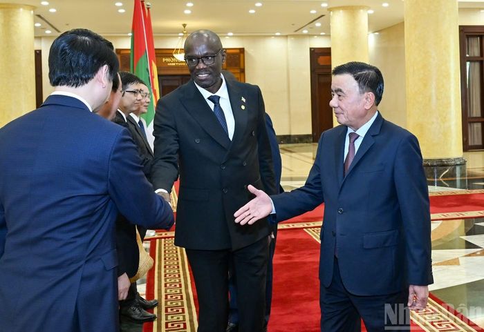 Thường trực Ban Bí thư Trần Cẩm Tú giới thiệu các đại biểu Việt Nam với Tổng Thư ký Đảng Hội đồng quốc gia bảo vệ dân chủ-Lực lượng bảo vệ dân chủ Burundi Révérien Ndikuriyo. (Ảnh: DUY LINH)