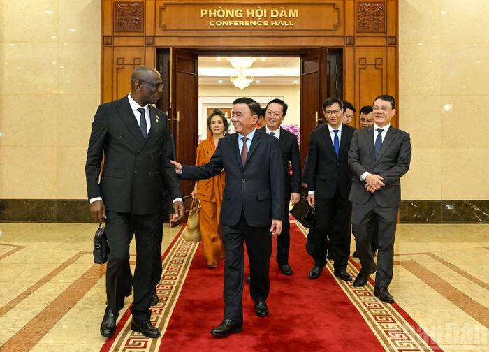 Thường trực Ban Bí thư Trần Cẩm Tú trao đổi với Tổng Thư ký Đảng Hội đồng quốc gia bảo vệ dân chủ-Lực lượng bảo vệ dân chủ Burundi Révérien Ndikuriyo. (Ảnh: DUY LINH)