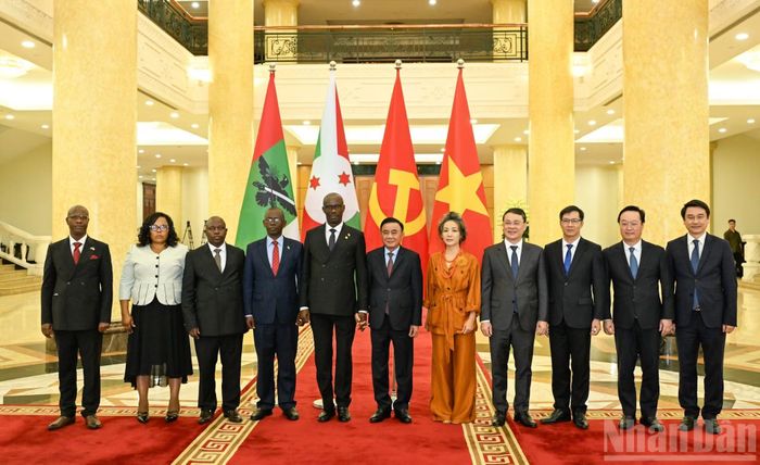 Thường trực Ban Bí thư Trần Cẩm Tú, Tổng Thư ký Đảng Hội đồng quốc gia bảo vệ dân chủ-Lực lượng bảo vệ dân chủ Burundi Révérien Ndikuriyo với đại biểu hai nước tại cuộc tiếp. (Ảnh: DUY LINH)