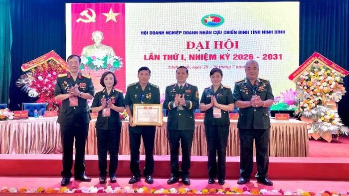 Đồng chí Trung tướng Nguyễn Văn Hạnh, Trưởng Ban công tác Cựu chiến binh Việt Nam trao tặng Bằng khen cho tập thể Hội Doanh nghiệp doanh nhân Cựu chiến tỉnh Ninh Bình.