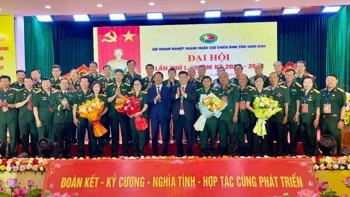 Các đại biểu tặng hoa, chúc mừng các đồng chí trong Ban Chấp hành Hội Doanh nghiệp doanh nhân Cựu chiến binh tỉnh Ninh Bình khóa I.