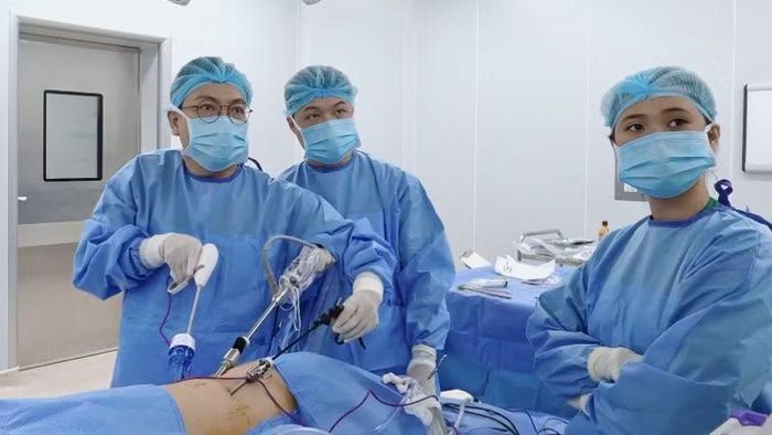 Các bác sĩ đang thực hiện ca phẫu thuật.