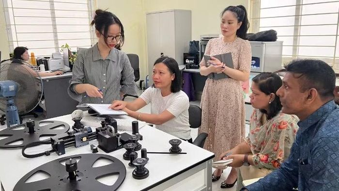 Đoàn thực tập Viện Lưu trữ phim Bangladesh làm việc với các phòng chuyên môn tại Viện Phim Việt Nam.