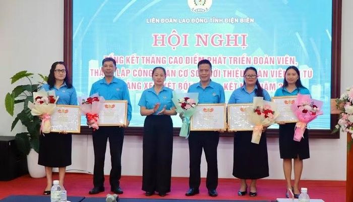 Đồng chí Lầu Thanh Hương, Phó Chủ tịch Liên đoàn Lao động tỉnh Điện Biên trao bằng khen của Ban Chấp hành Liên đoàn Lao động tỉnh Điện Biên tặng 5 cá nhân có thành tích trong phát triển đoàn viên công đoàn, công đoàn cơ sở.