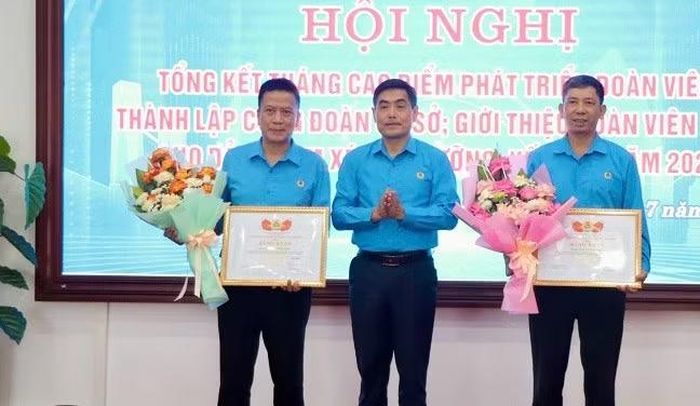 Đồng chí Tẩn Minh Long, Phó Chủ tịch Ủy ban Mặt trận Tổ quốc Việt Nam tỉnh, Chủ tịch Liên đoàn Lao động tỉnh Điện Biên trao Bằng khen của Ban Chấp hành Liên đoàn Lao động tỉnh Điện Biên tặng 2 tập thể có thành tích trong phát triển đoàn viên công đoàn.
