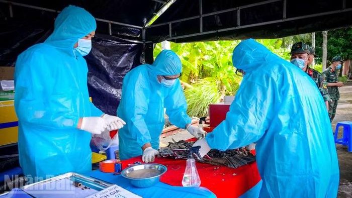 Đội lấy mẫu tiến hành thực hiện nhiệm vụ lấy mẫu hài cốt liệt sĩ chưa xác định được thông tin để phục vụ giám định ADN.