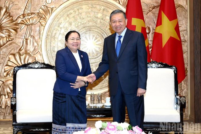 Tổng Bí thư, Chủ tịch nước Tô Lâm và đồng chí Sisay Leudetmounsone, Ủy viên Bộ Chính trị, Bí thư Trung ương Đảng, Trưởng Ban Tổ chức Trung ương Đảng Nhân dân Cách mạng Lào.