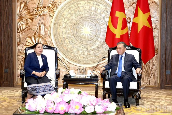 Tổng Bí thư, Chủ tịch nước Tô Lâm với đồng chí Sisay Leudetmounsone, Ủy viên Bộ Chính trị, Bí thư Trung ương Đảng, Trưởng Ban Tổ chức Trung ương Đảng Nhân dân Cách mạng Lào tại cuộc tiếp.