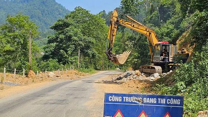 Nhân lực cùng phương tiện cơ giới bạt ta-luy dương có nguy cơ sạt lở, gia cố ta-luy âm, bảo đảm thông tuyến đường lên xã biên giới Bát Mọt, tỉnh Thanh Hóa.