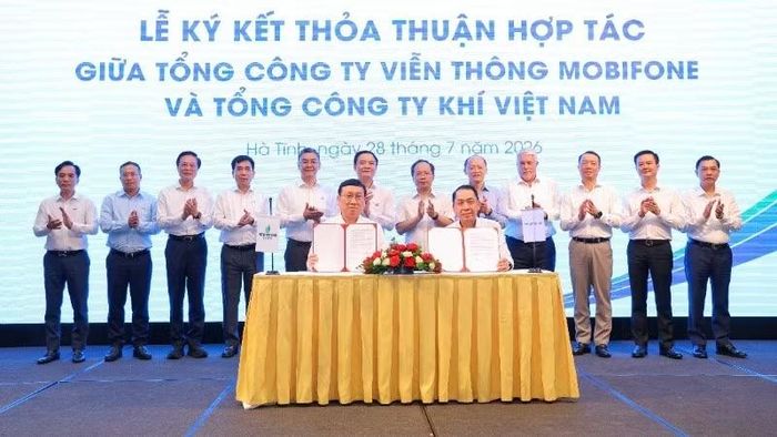 Đại diện PV GAS và MobiFone ký thỏa thuận hợp tác.