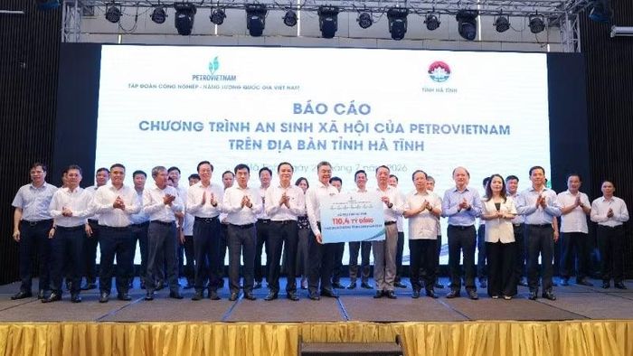 Tổng Giám đốc Petrovietnam Lê Mạnh Cường trao biểu trưng hỗ trợ kinh phí thực hiện các chương trình an sinh xã hội năm 2026 tại Hà Tĩnh.