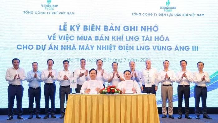 Đại diện PV GAS và PV Power ký biên bản ghi nhớ.