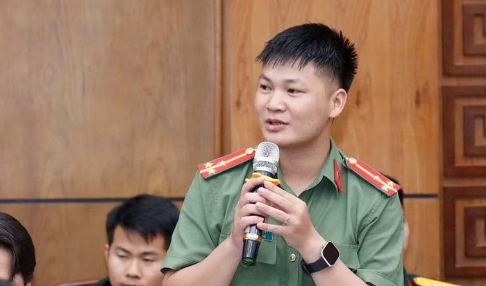Thanh niên Chi đoàn Công an tỉnh Điện Biên nêu các ý kiến tại buổi đối thoại.