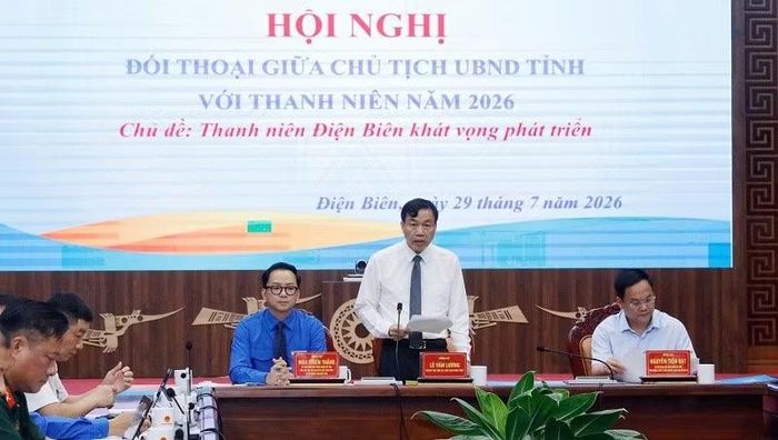 Chủ tịch Ủy ban nhân dân tỉnh Điện Biên Lê Văn Lương phát biểu tại buổi đối thoại thanh niên vào chiều 29/7.