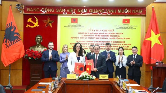 Các đại biểu tại lễ ký kết bản ghi nhớ giữa Bộ Nội vụ Việt Nam và Bộ Kinh tế và Đổi mới Albania hợp tác về người lao động Việt Nam đi làm việc tại nước cộng hòa Albania. (Ảnh: Bộ Nội vụ Việt Nam)