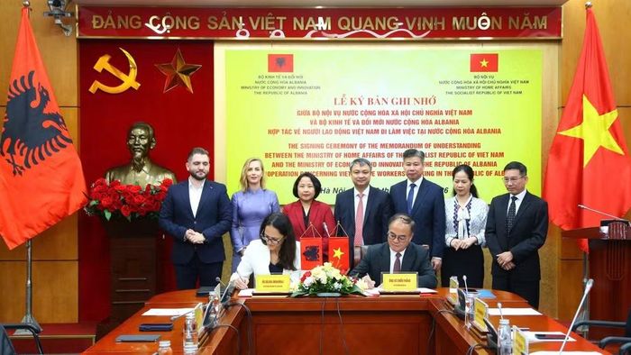 Lễ ký kết bản ghi nhớ giữa Bộ Nội vụ Việt Nam và Bộ Kinh tế và Đổi mới Albania hợp tác về người lao động Việt Nam đi làm việc tại nước Cộng hòa Albania. (Ảnh: Bộ Nội vụ Việt Nam)