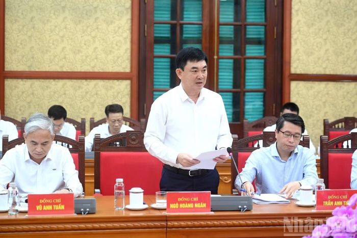 Bí thư Đảng ủy, Chủ tịch Hội đồng thành viên Tập đoàn Công nghiệp Than-Khoáng sản Việt Nam Ngô Hoàng Ngân trình bày báo cáo tại cuộc làm việc.
